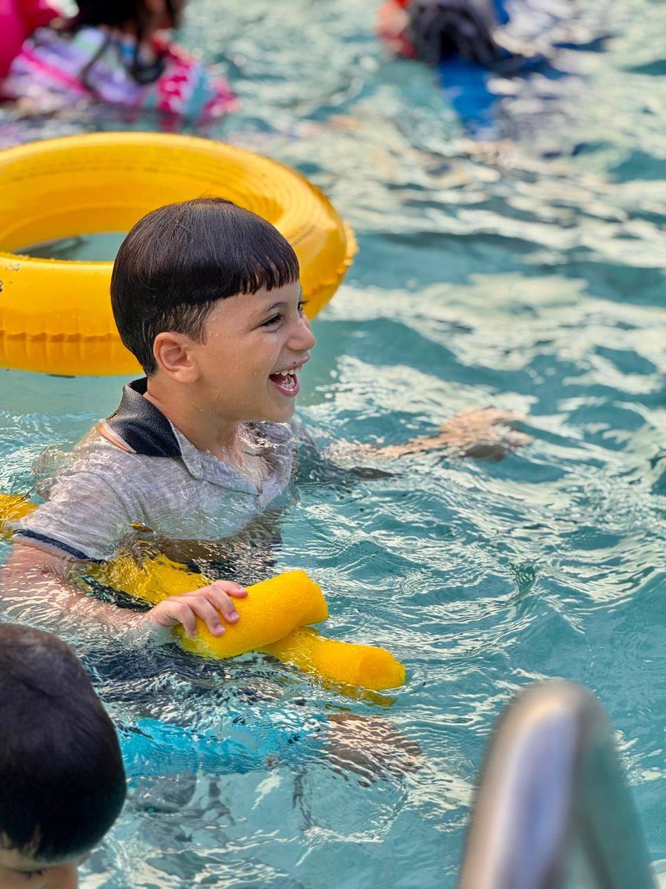 Criança se divertindo na piscina durante festa no Doce Aprender