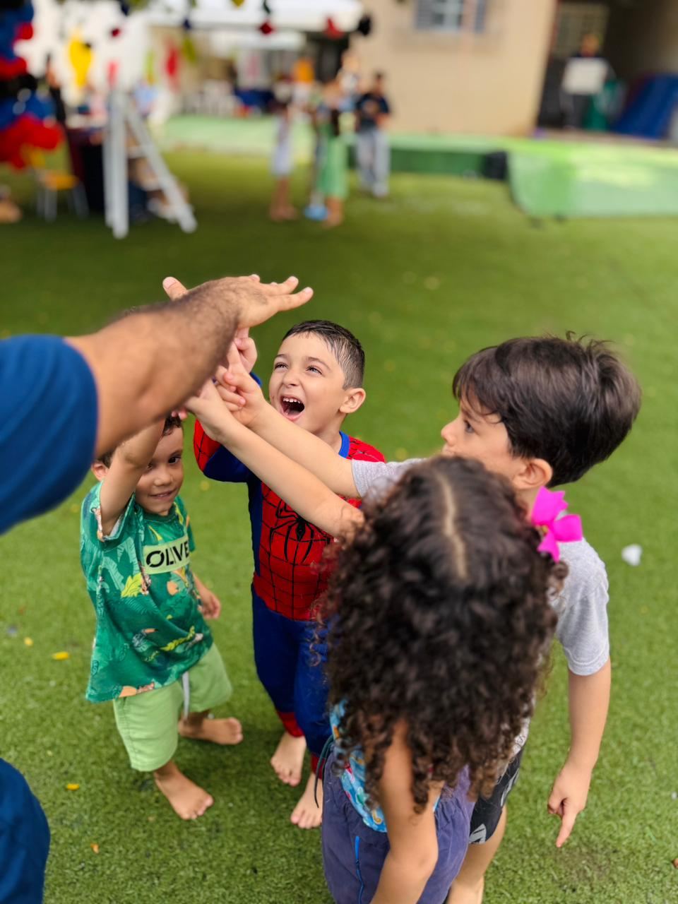 Crianças sorrindo durante recreação em festa de aniversário